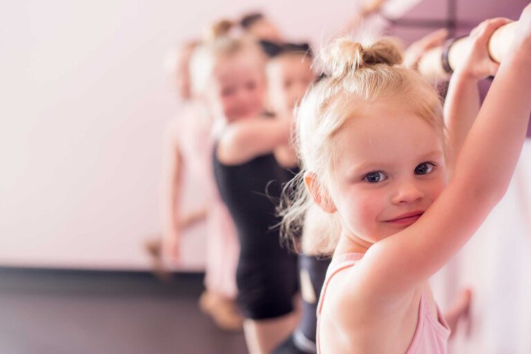 Créer, s’amuser, s’épanouir : l’impact des ateliers artistiques dans le développement des enfants